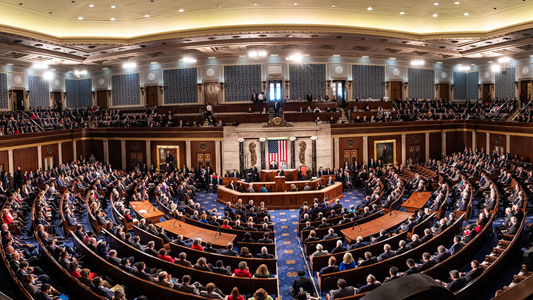 ΗΠΑ: Η Βουλή των Αντιπροσώπων θα ψηφίσει την Παρασκευή το νομοσχέδιο για τη μείωση του πληθωρισμού